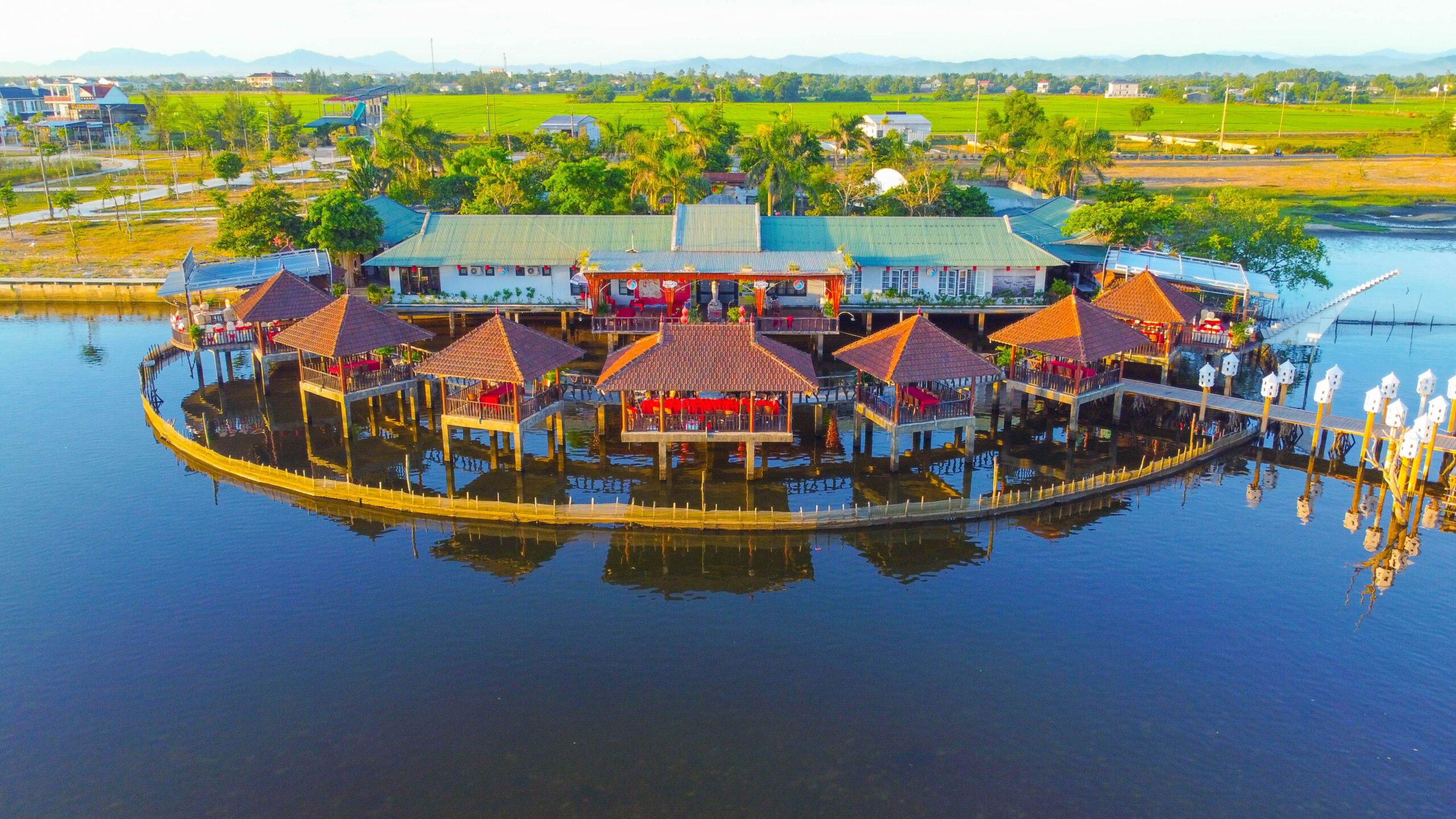 Nhà Hàng Cồn Tộc- Con Toc Restaurant
