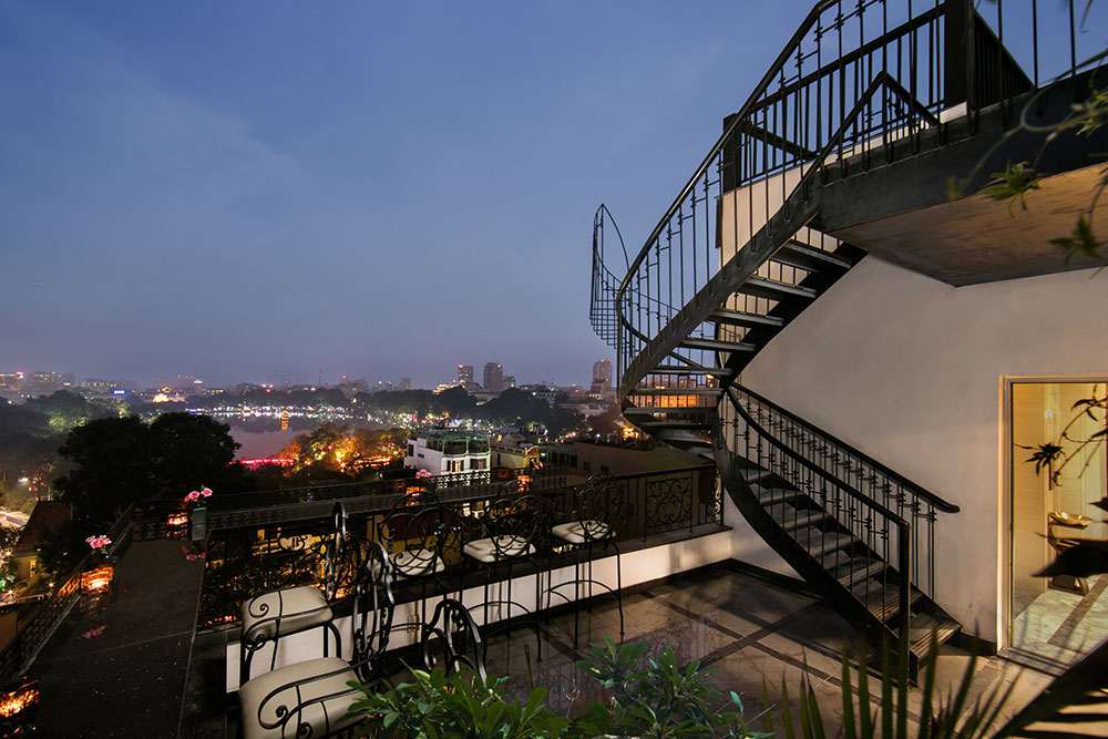 UPPER CLOUD RESTAURANT LAKEVIEW