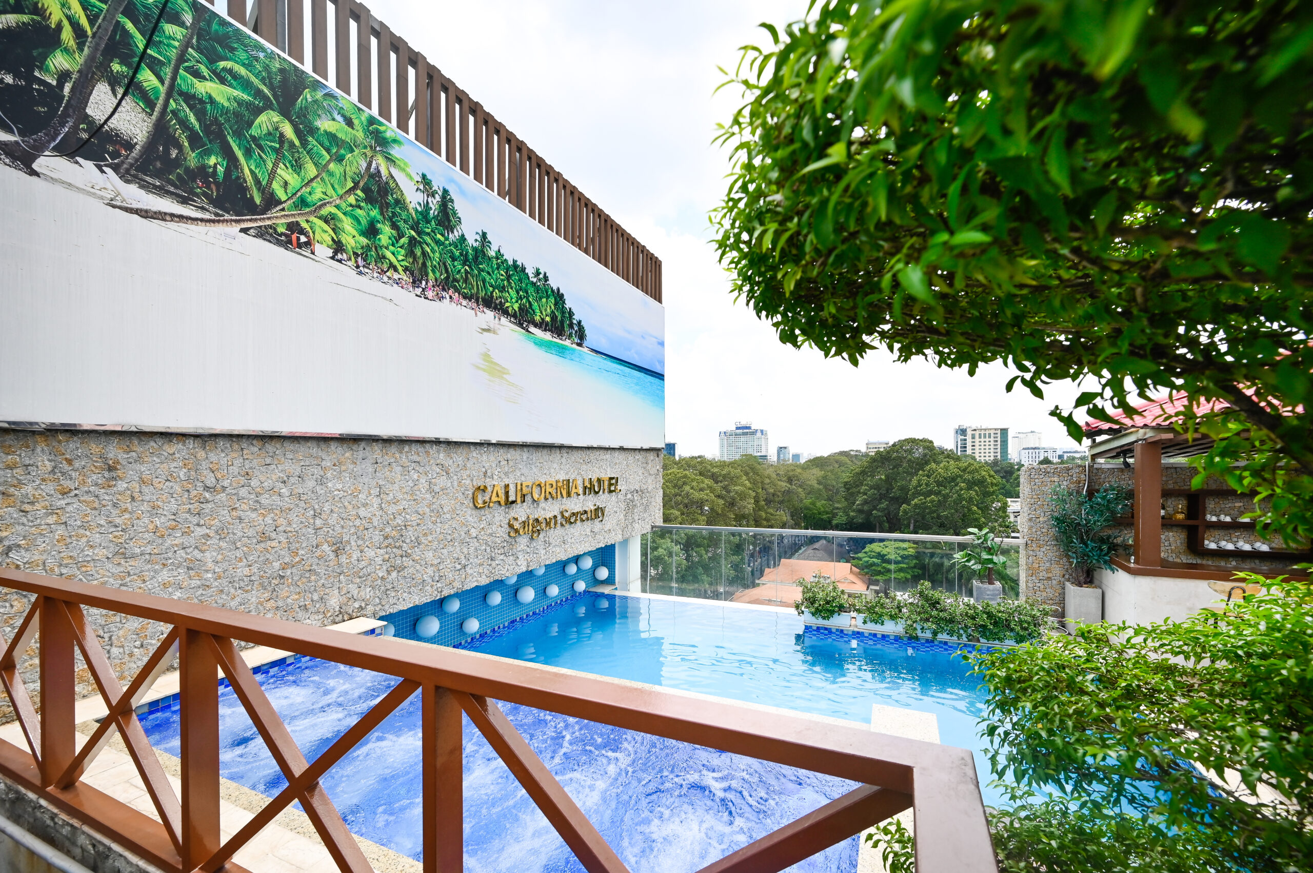 California Saigon Hotel & Rooftop Pool 4