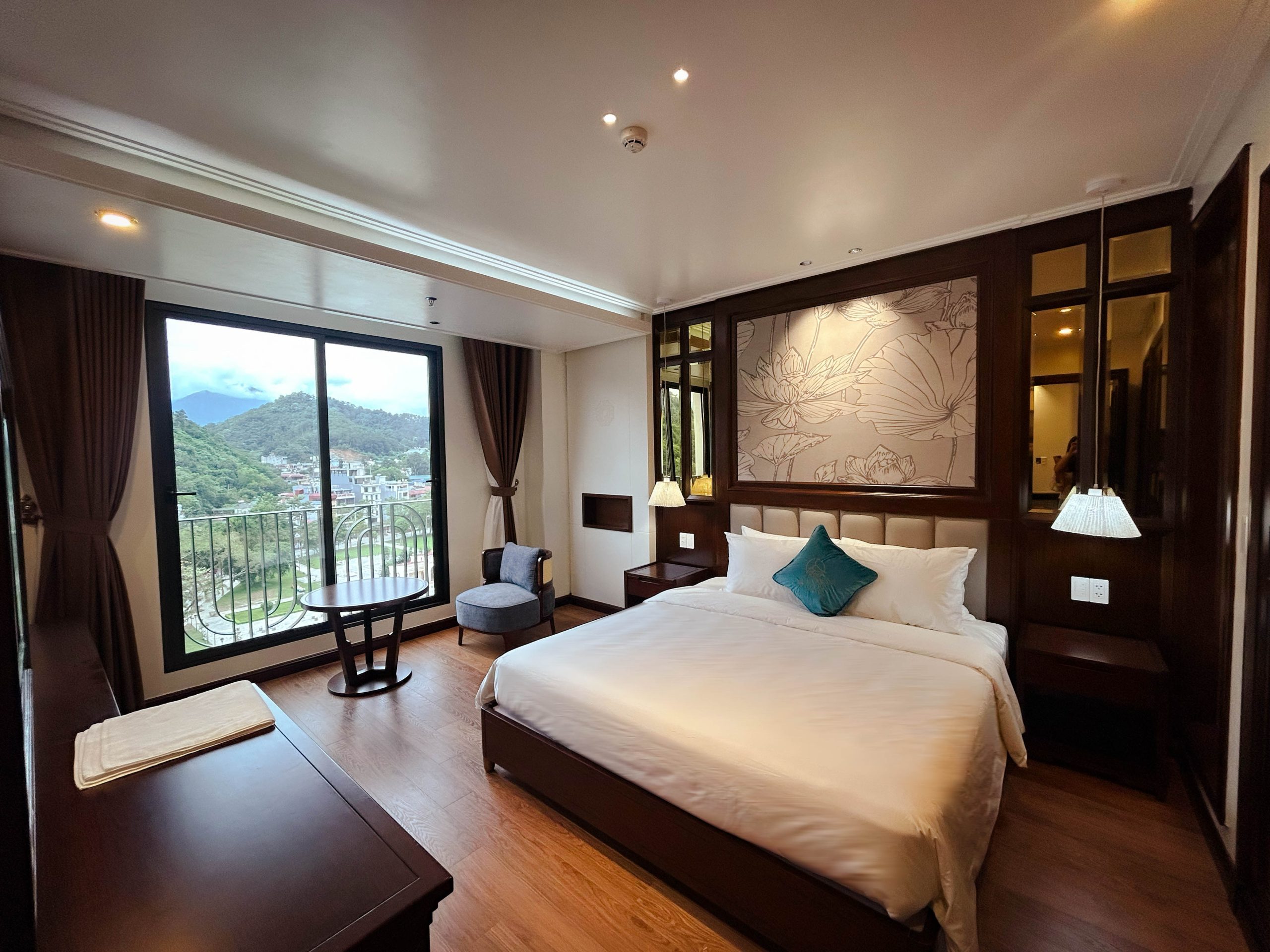 De La Mont Hotel