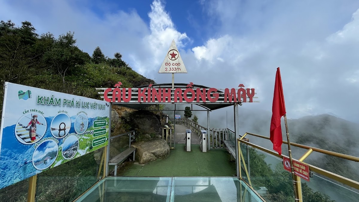 Dragon Cloud Glass Bridge Hotel