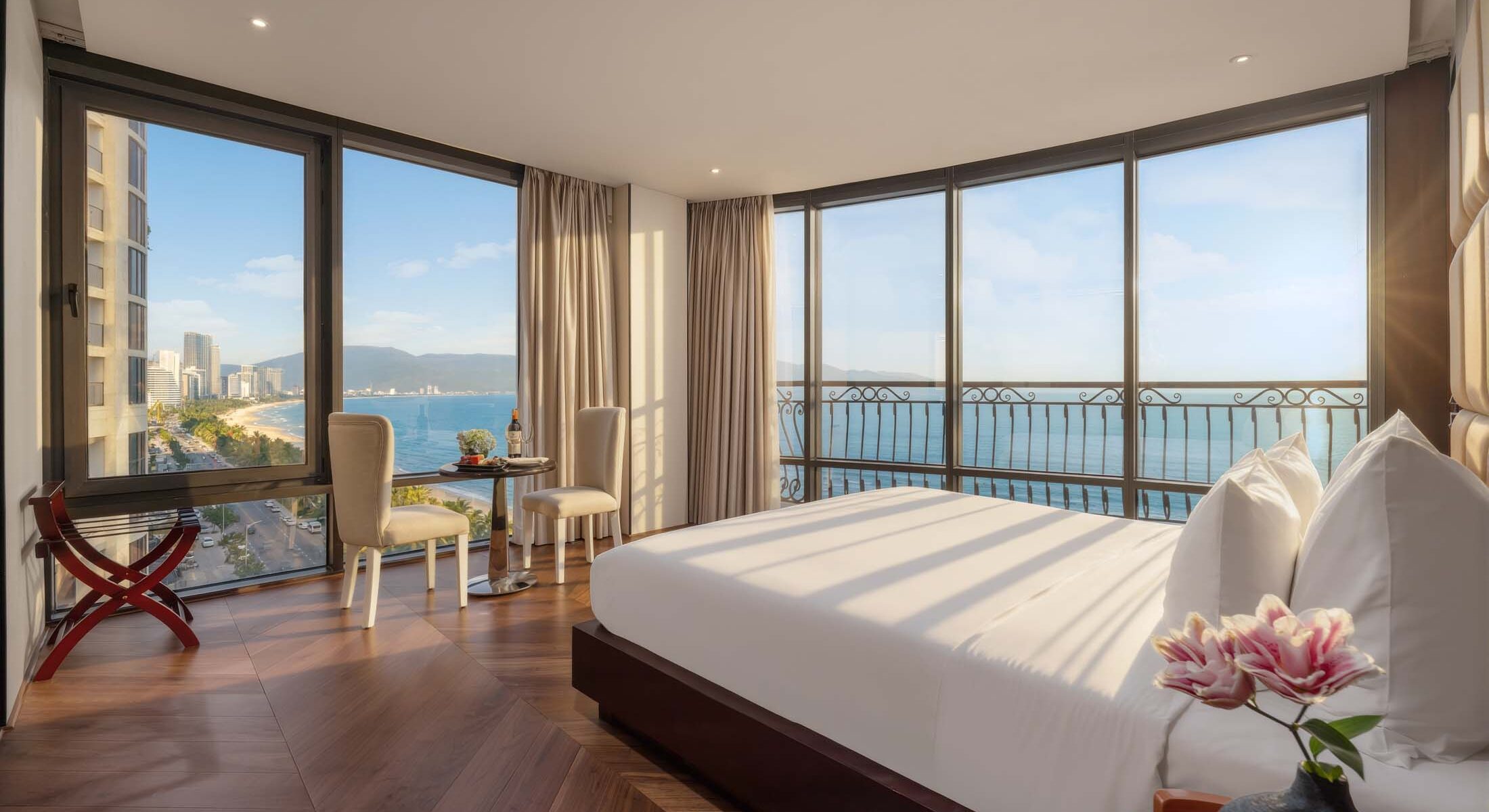 Holiday Beach Hotel Danang 4