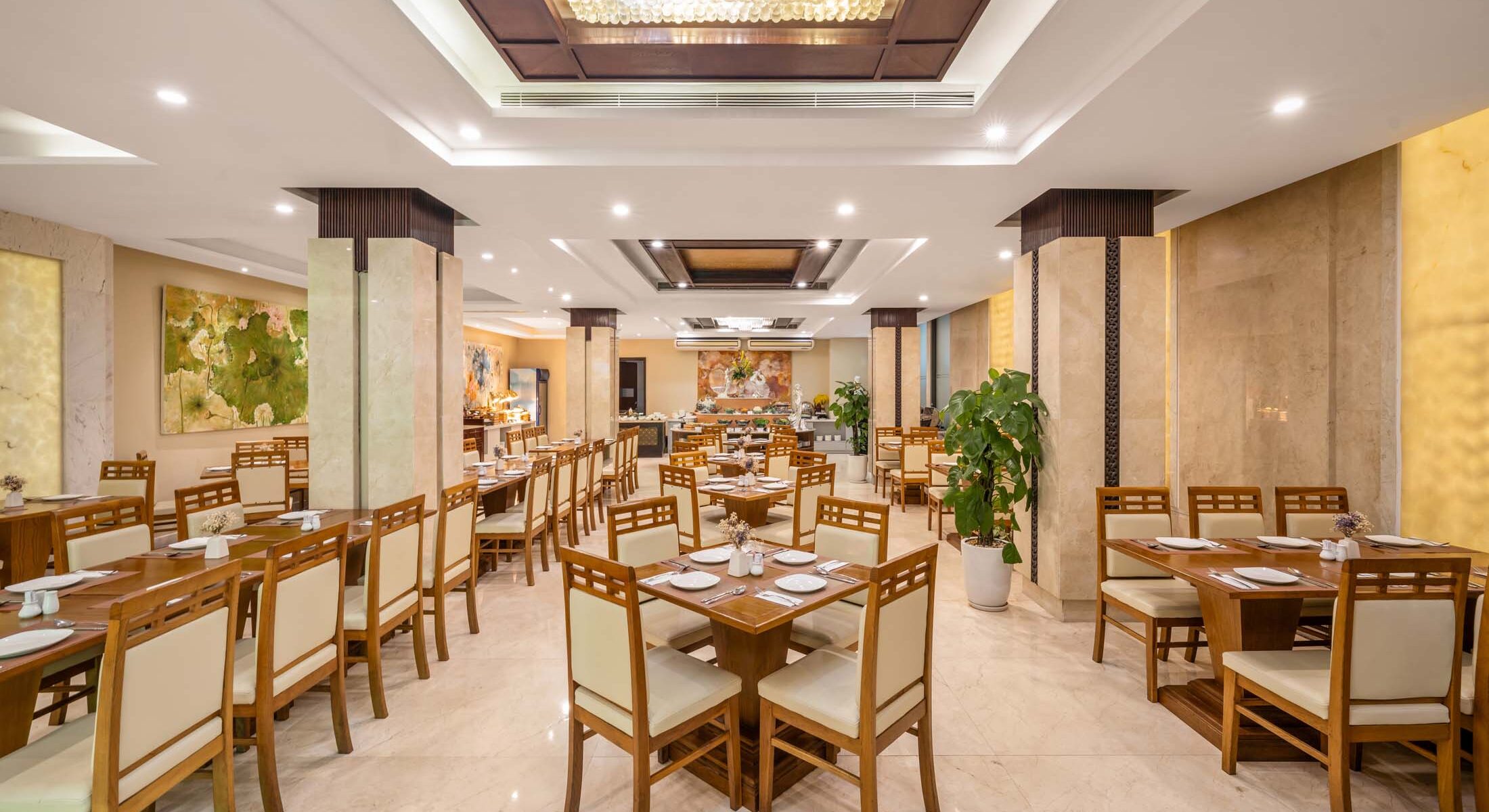 Holiday Beach Hotel Danang 5