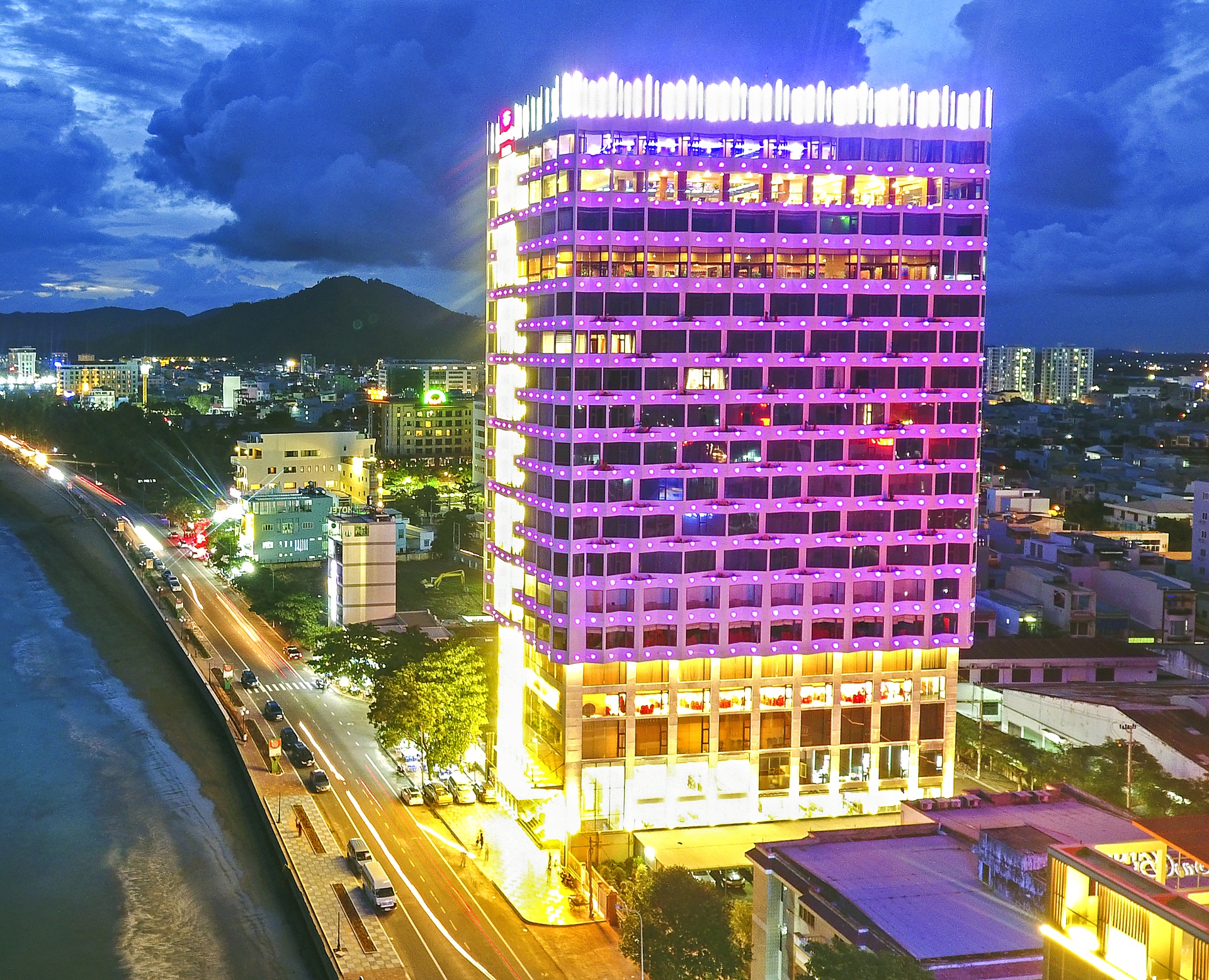 Huong Viet Hotel Quy Nhon - Beachfront 2
