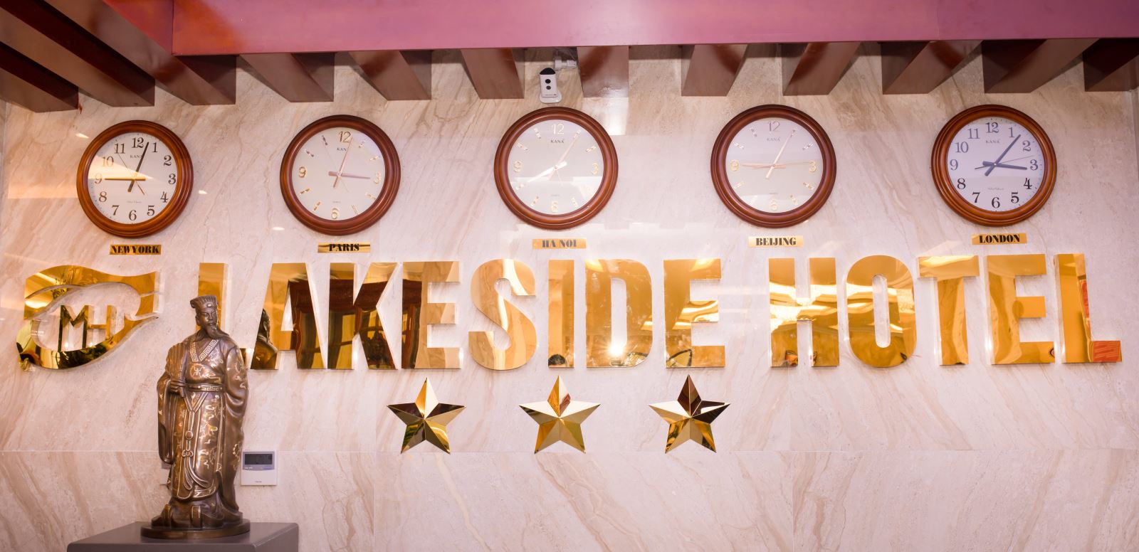 LakeSide Hotel