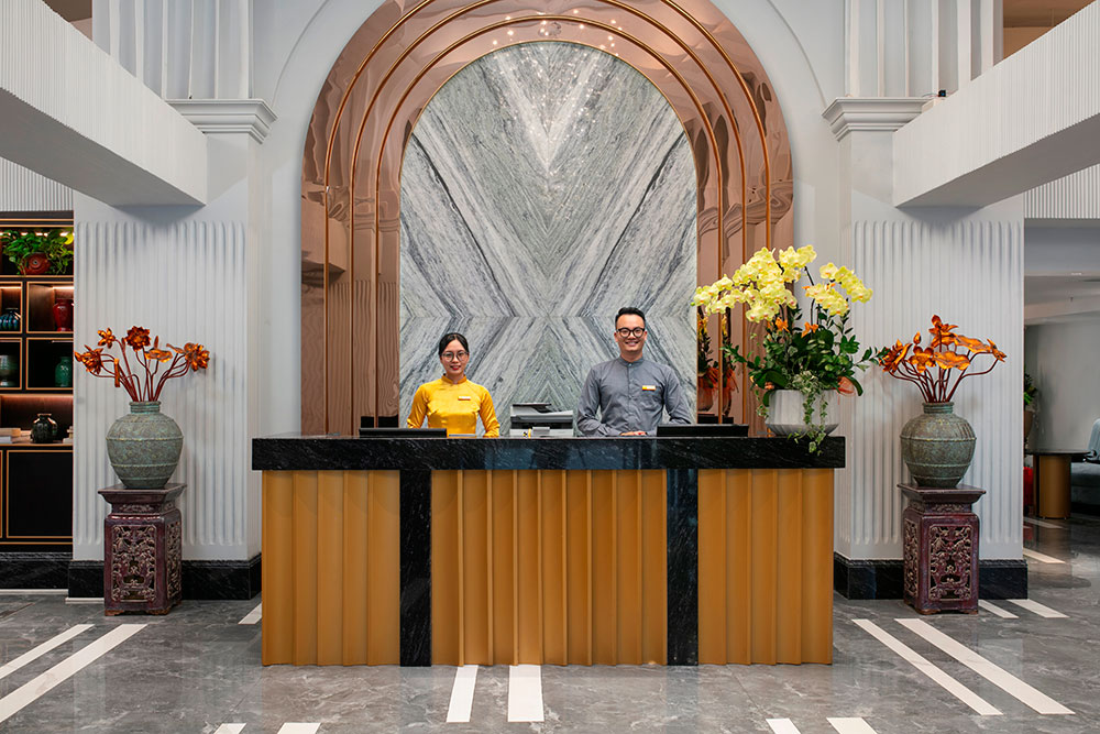 MAY DE VILLE Crown Hotel
