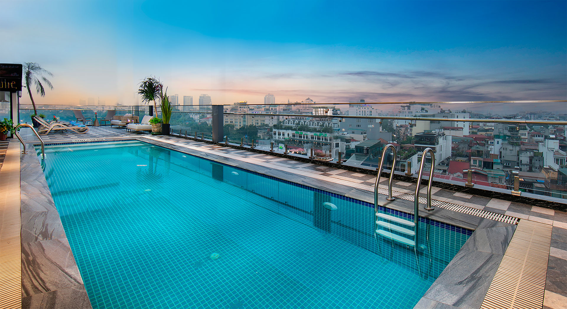 May De Ville Lakeside Hotel 2