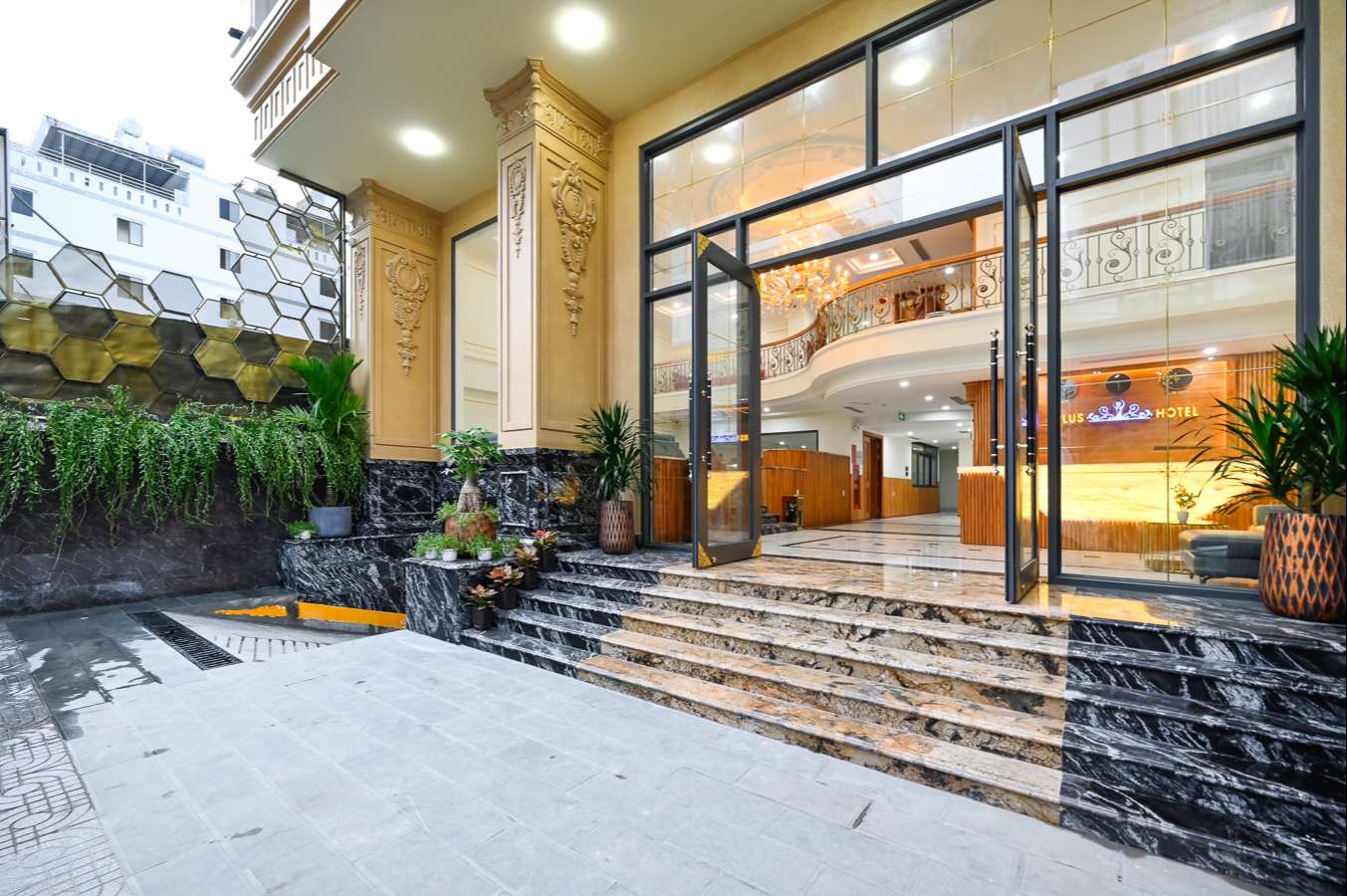 Plus Hotel