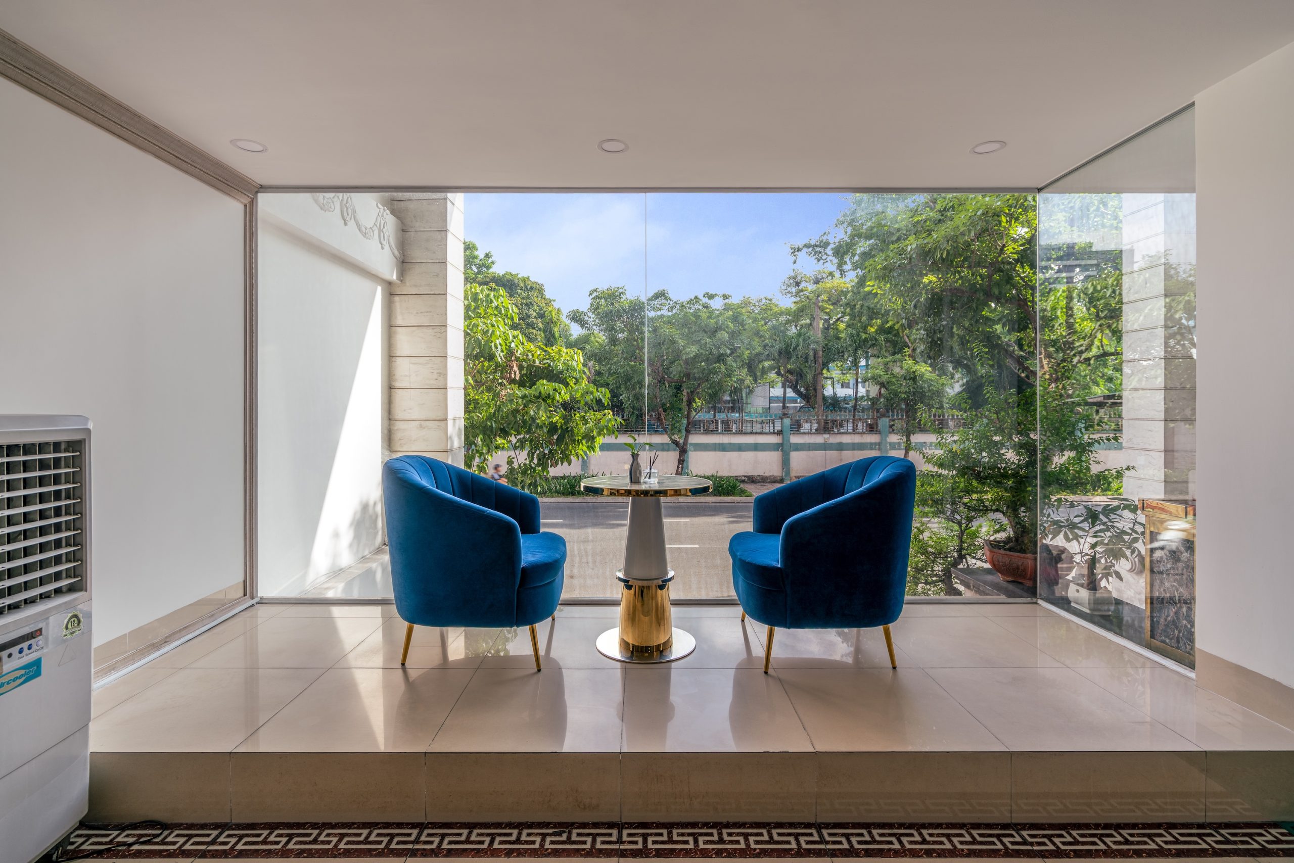 SAZI RESIN HOTEL - Free Nails/Hair