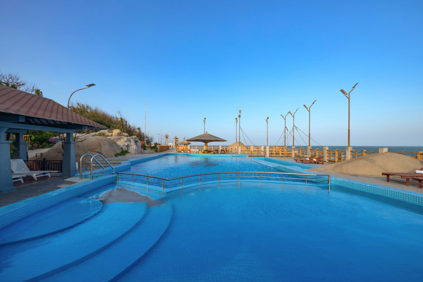 Trân Châu Beach & Resort